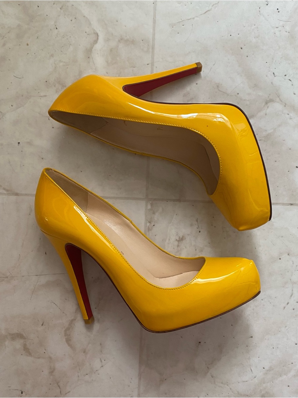 $795 NWOT Christian Louboutin Rolando 120 Yellow Patent Leather Pumps Heels 6/36